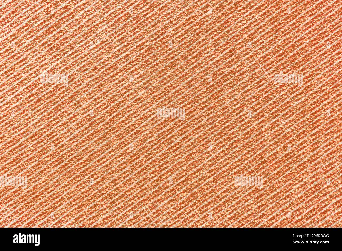 Natürliche Leinenstruktur als Hintergrund. Baumwollstoff mit orangefarbenem und weißem, diagonalem Streifenmuster, Nahaufnahme der Struktur. Hintergrund, Tapete. Materea Stockfoto