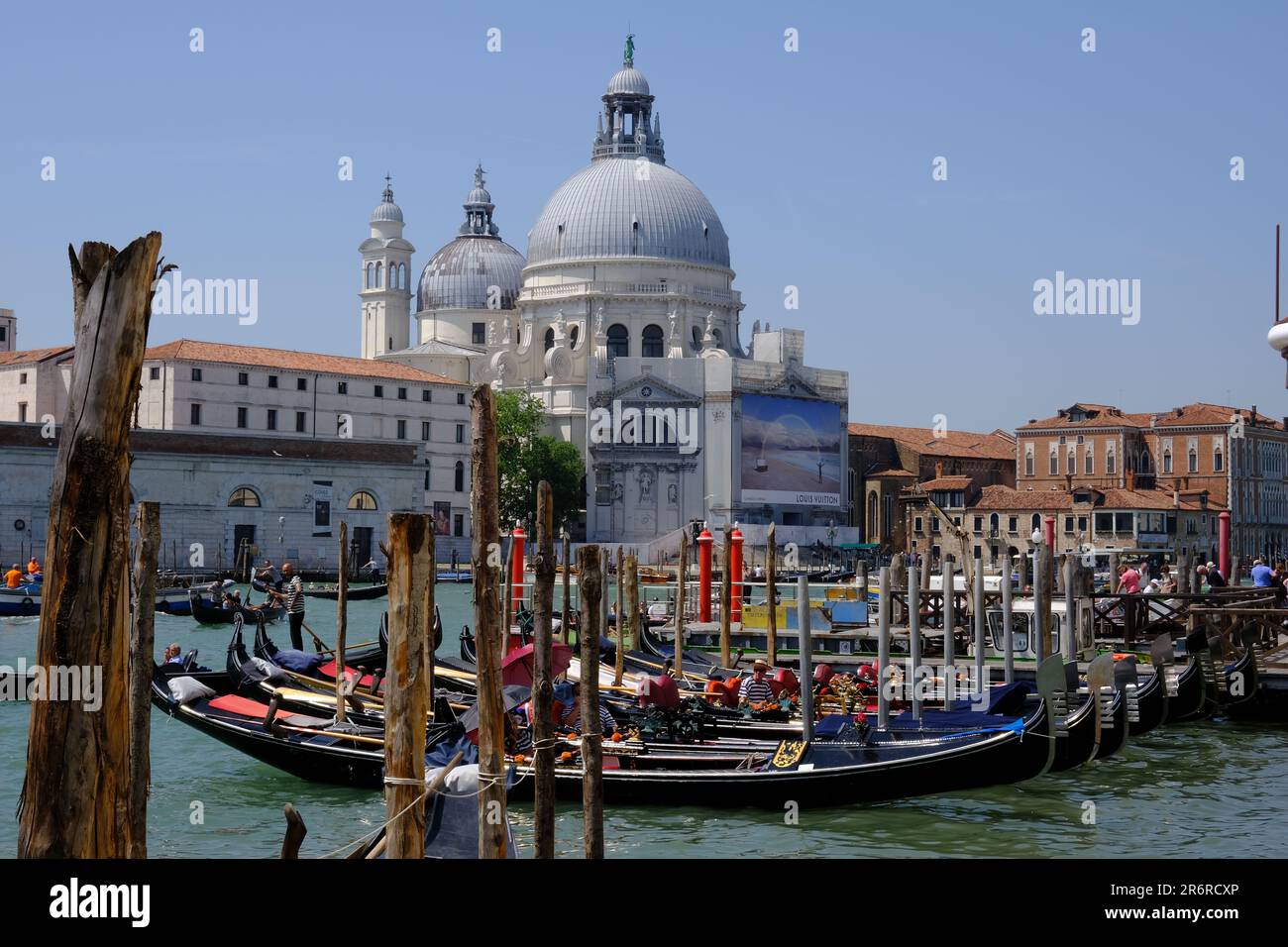 Venedig Italien - Blick auf den Canale Grande und die Basilika Santa Maria della Salute Stockfoto