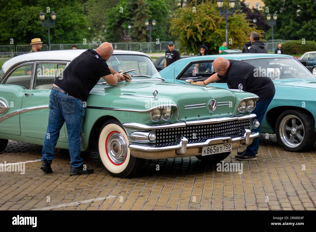 Sofia, Bulgarien - 10. Juni 2023: Retro Parade Old Oldtimer oder Oldtimer oder Auto, Retro Retro Buick Super Riviera 1958 Stockfoto