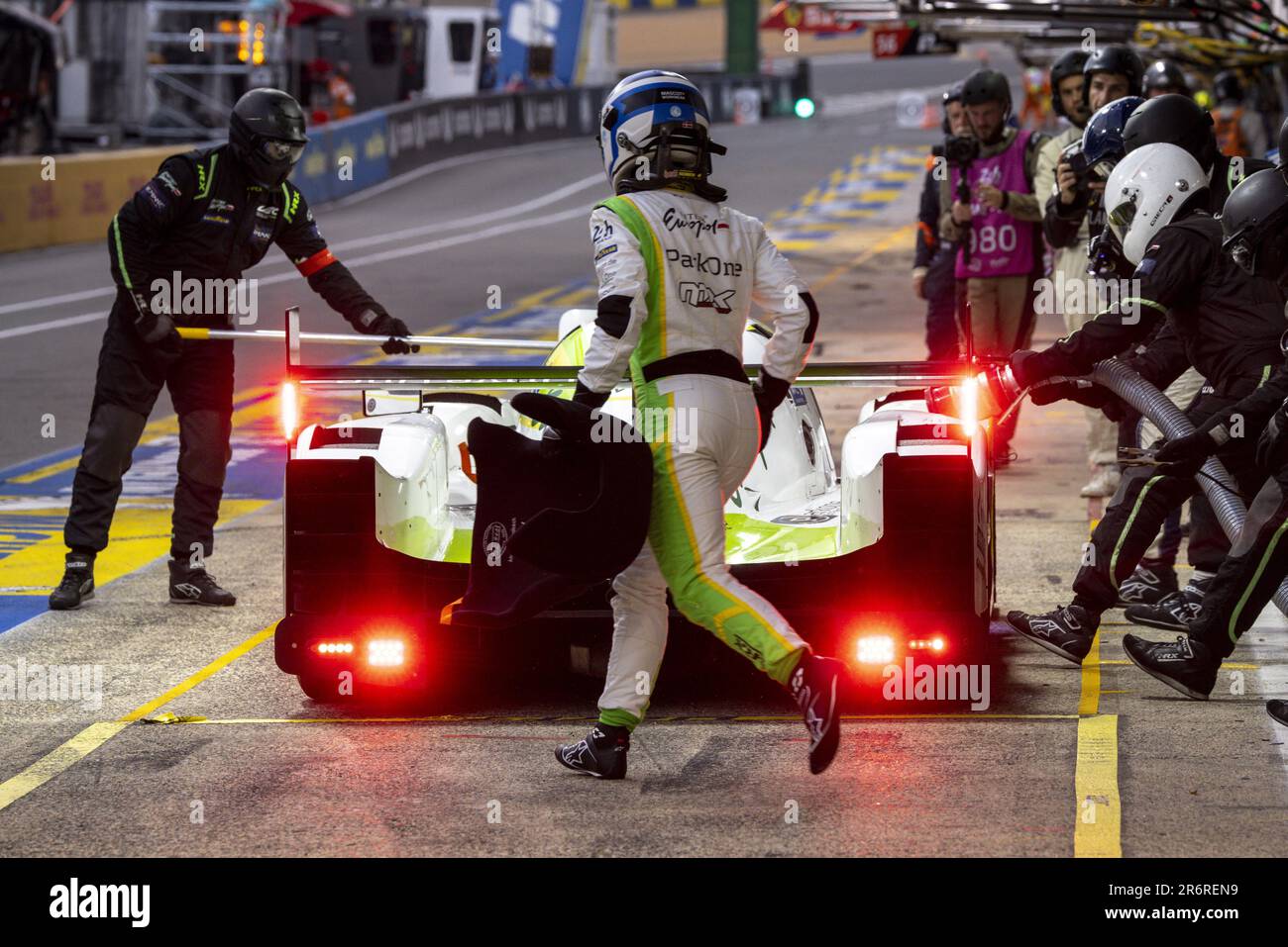 32 KVAMME Mark (usa), MAGNUSSEN Jan (dnk), FJORDBACH anders (dnk), Inter Europol Competition, Oreca 07 - Gibson, Action Pitlane at Night during the 24 hours of Le Mans 2023 on the Circuit des 24 Heures du Mans vom 10. Bis 11. Juni 2023 in Le Mans, Frankreich - Foto: Paul Vaicle/DPPI/LiveMedia Stockfoto