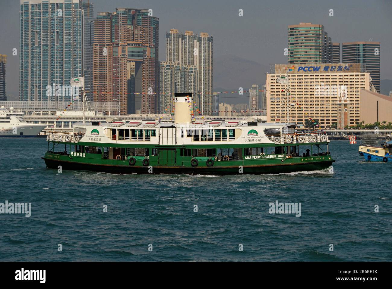 The Shining Star, eine Doppeldeckerfähre, die von der Star Ferry Company betrieben wird, befördert Passagiere auf einer lizenzierten Hafenrundfahrt im Victoria Harbour, Hongkong, China, im Dezember 2006. Stockfoto