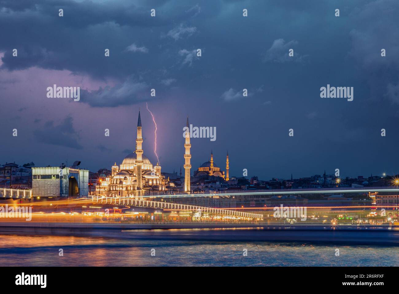 Dramatische Stadtlandschaft in Istanbul - Panoramablick auf die Moschee mit der Fähre während eines Sturms mit Blitzen über der Suleyman-Moschee. Landkappen mit Langzeitbelichtung Stockfoto