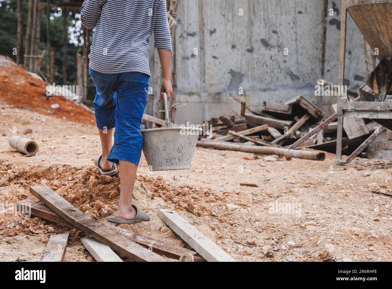 Kinder, die hart auf der Baustelle arbeiten, Kinderarbeit, Welttag gegen Kinderarbeit Konzept. Stockfoto