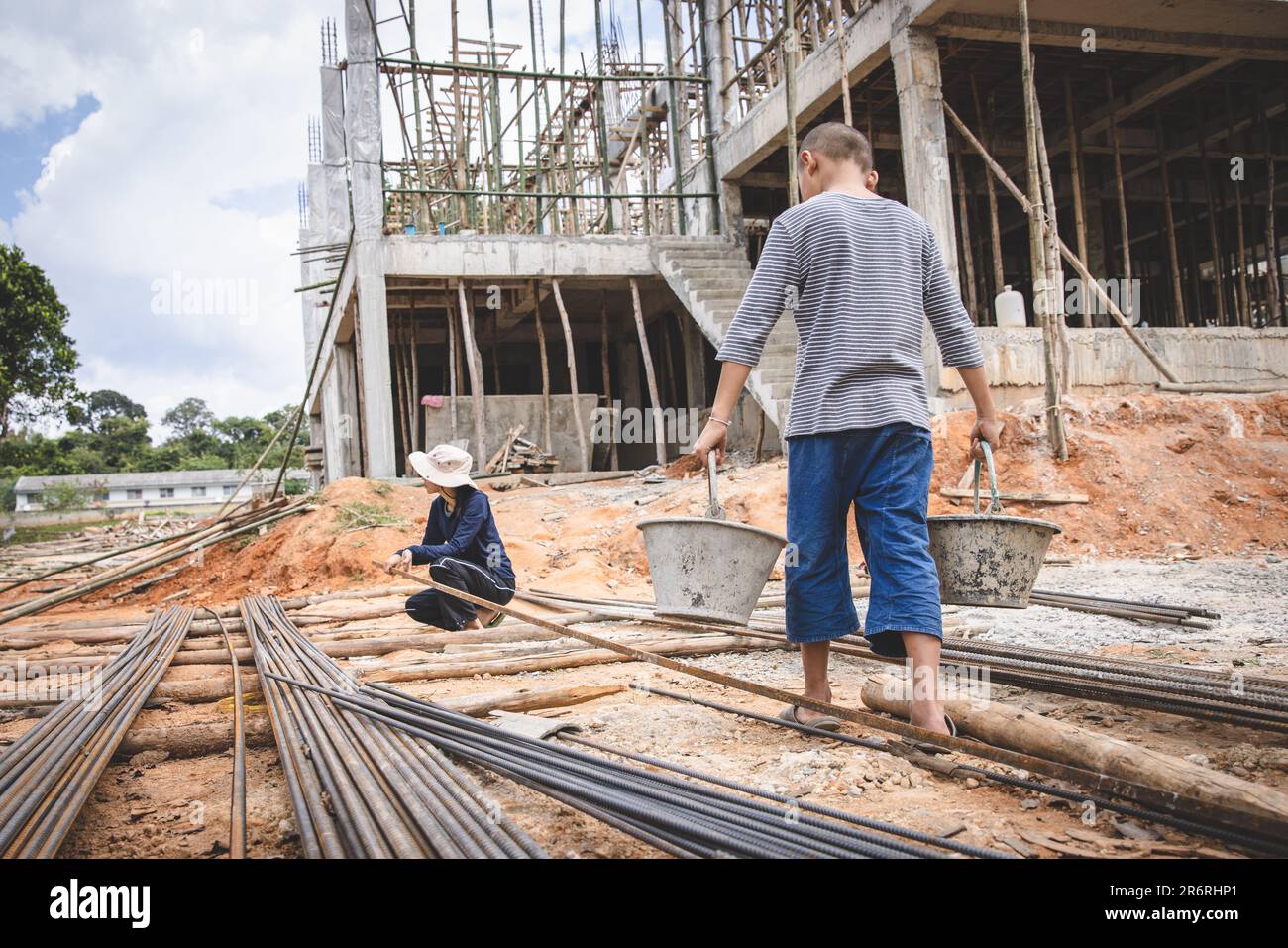 Arme Kinder, die auf Baustellen gegen kinderarbeit arbeiten, Welttag gegen Kinderarbeit und Menschenhandel. Stockfoto