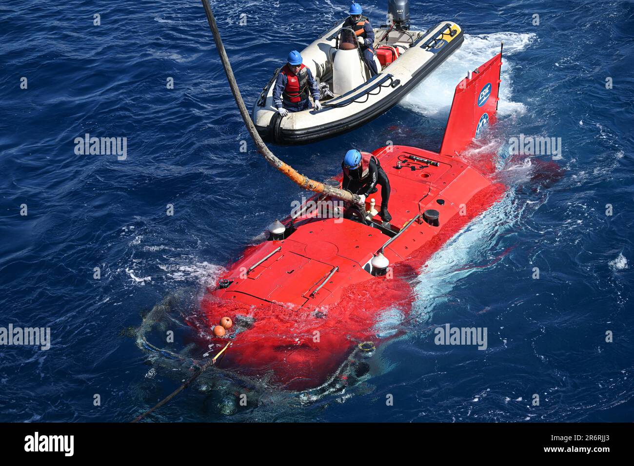 An Bord Von Tan Suo Yi Hao. 26. Mai 2023. Ein Hydronaut löst das Seil am Besatzungstauchboot Shenhai Yongshi (Tiefseekrieger) vom wissenschaftlichen Forschungsschiff Tan Suo Yi Hao (Discovery One), um Vorbereitungen für die Unterwasserforschung im Südchinesischen Meer zu treffen, 26. Mai 2023. Kredit: Pu Xiaoxu/Xinhua/Alamy Live News Stockfoto