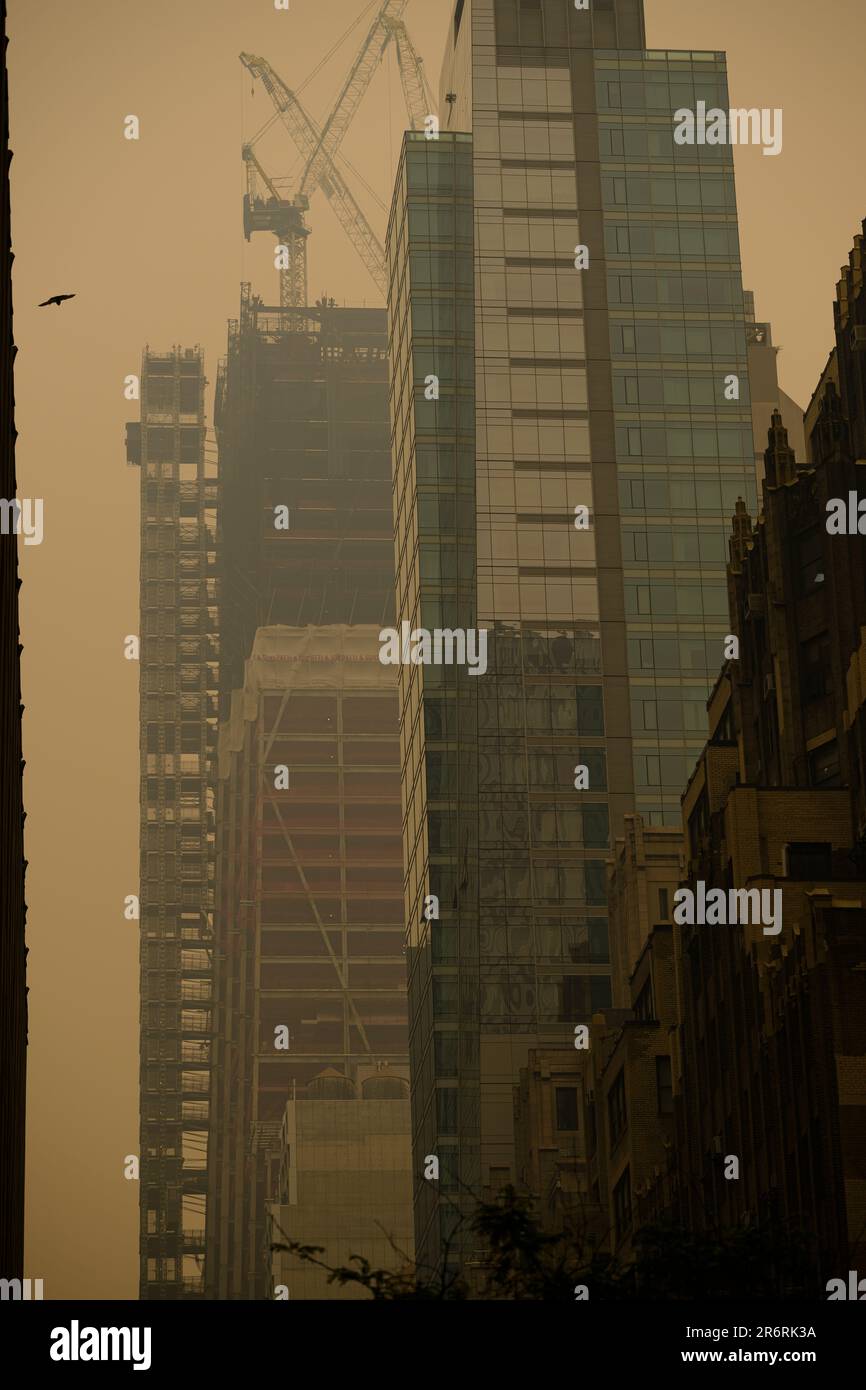 Gefährliche Luftqualität in New York City durch kanadische Waldbrände. Bild aufgenommen an der 48. und 6. Avenue, 7. Juni 2023. Stockfoto