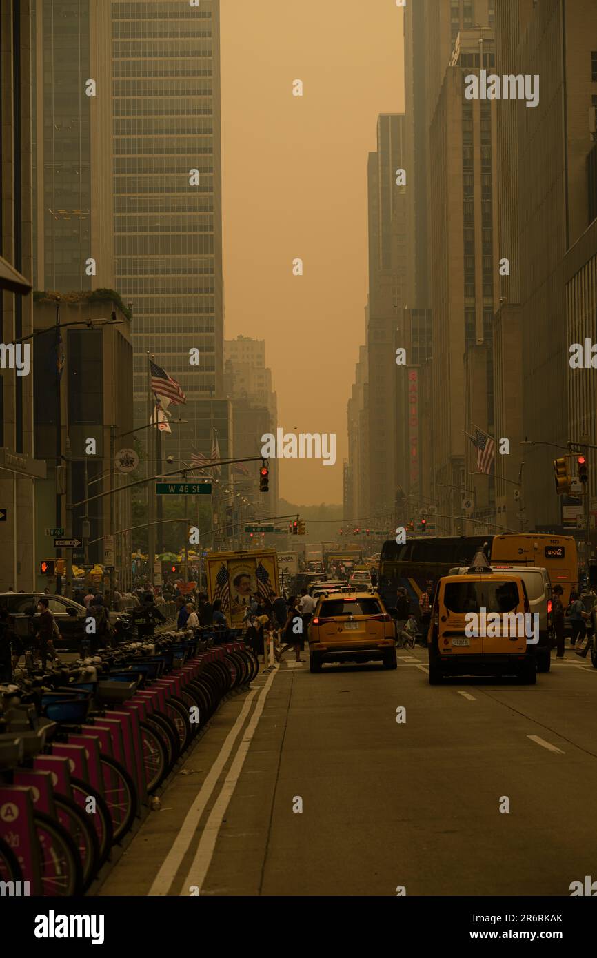 Gefährliche Luftqualität in New York City durch kanadische Waldbrände. Bild aufgenommen an der 48. und 6. Avenue, 7. Juni 2023. Stockfoto