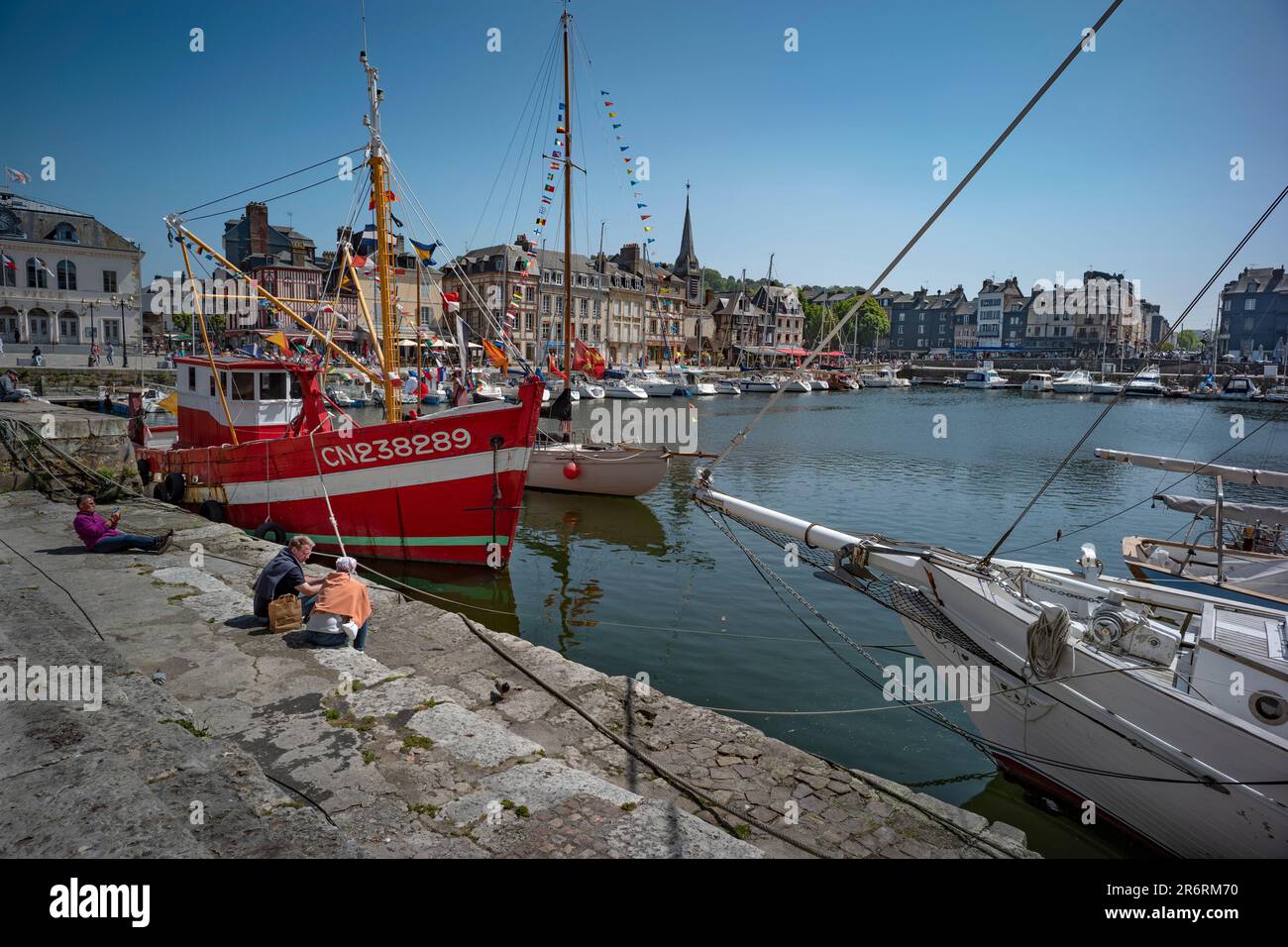 Honfleur Normandie Frankreich 2023. Juni sahen Sie hier den alten Hafen und Cafés und Bars. Honfleur ist eine Gemeinde im Departement Calvados im Nordwesten Frankreichs Stockfoto