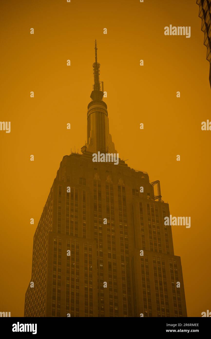 Das Empire State Building während der gefährlichen Luftqualität in New York City, verursacht durch kanadische Waldbrände, 7. Juni 2023. Stockfoto