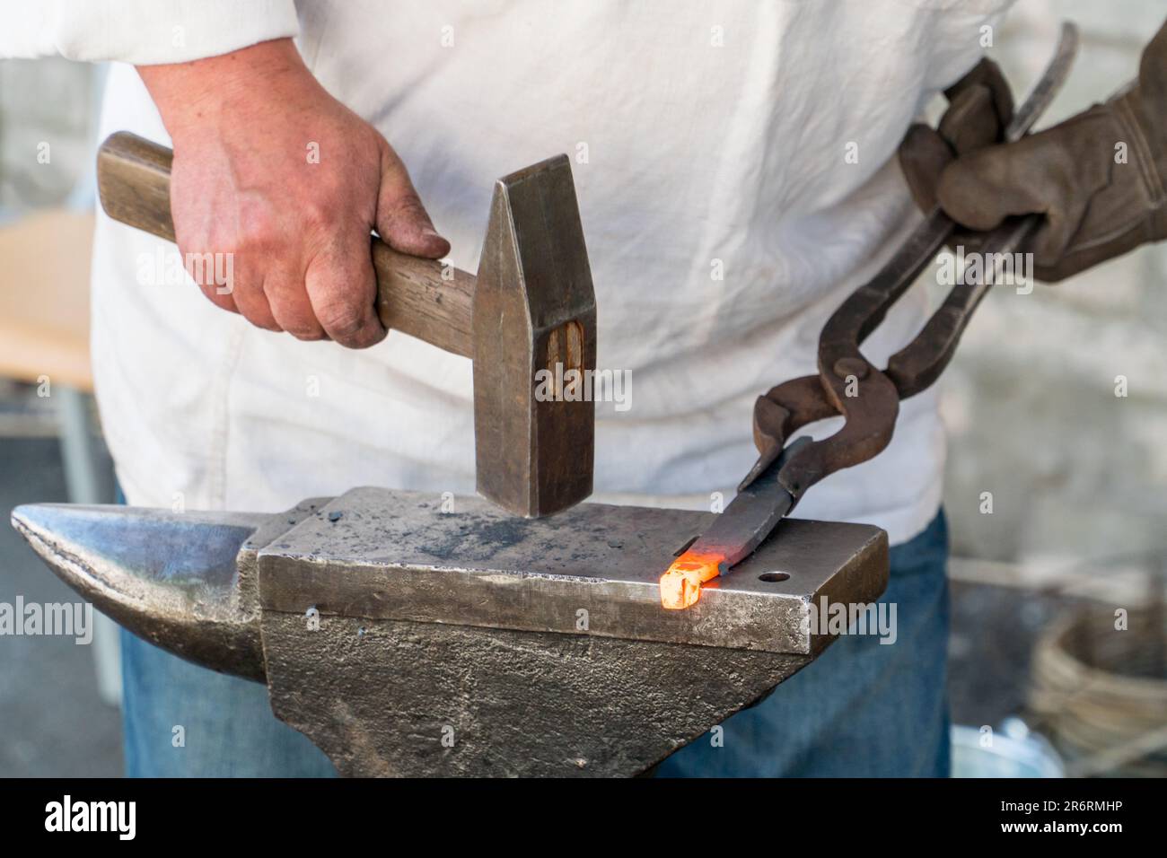Hufschmied bei der Arbeit, der Hufeisen in der Ukraine macht. Handgefertigte Handwerkskunst Stockfoto