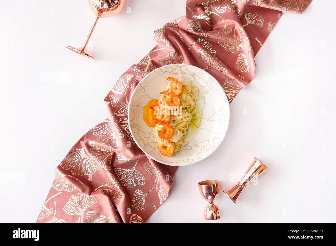 Pasta mit Garnelen und Kürbismousse auf einem weißen Teller Stockfoto