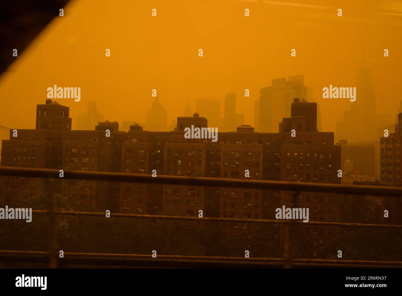 Blick von der Manhattan Bridge während einer Zeit gefährlicher Luftqualität in New York City verursacht durch kanadische Waldbrände, 7. Juni 2023. Stockfoto