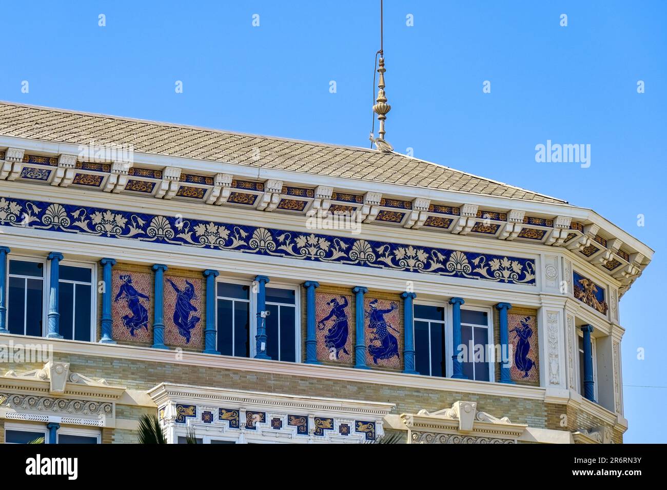 Valencia, Spanien - 15. Juli 2022: Die obere Fassade eines Gebäudes. Da ist ein Figurenbild an der Wand. Stockfoto