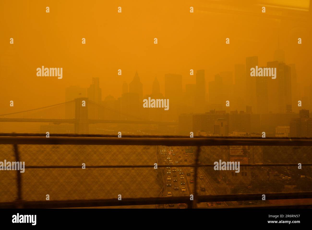 Blick von der Manhattan Bridge während einer Zeit gefährlicher Luftqualität in New York City verursacht durch kanadische Waldbrände, 7. Juni 2023. Stockfoto