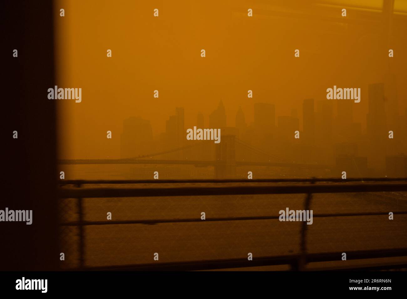 Blick von der Manhattan Bridge während einer Zeit gefährlicher Luftqualität in New York City verursacht durch kanadische Waldbrände, 7. Juni 2023. Stockfoto