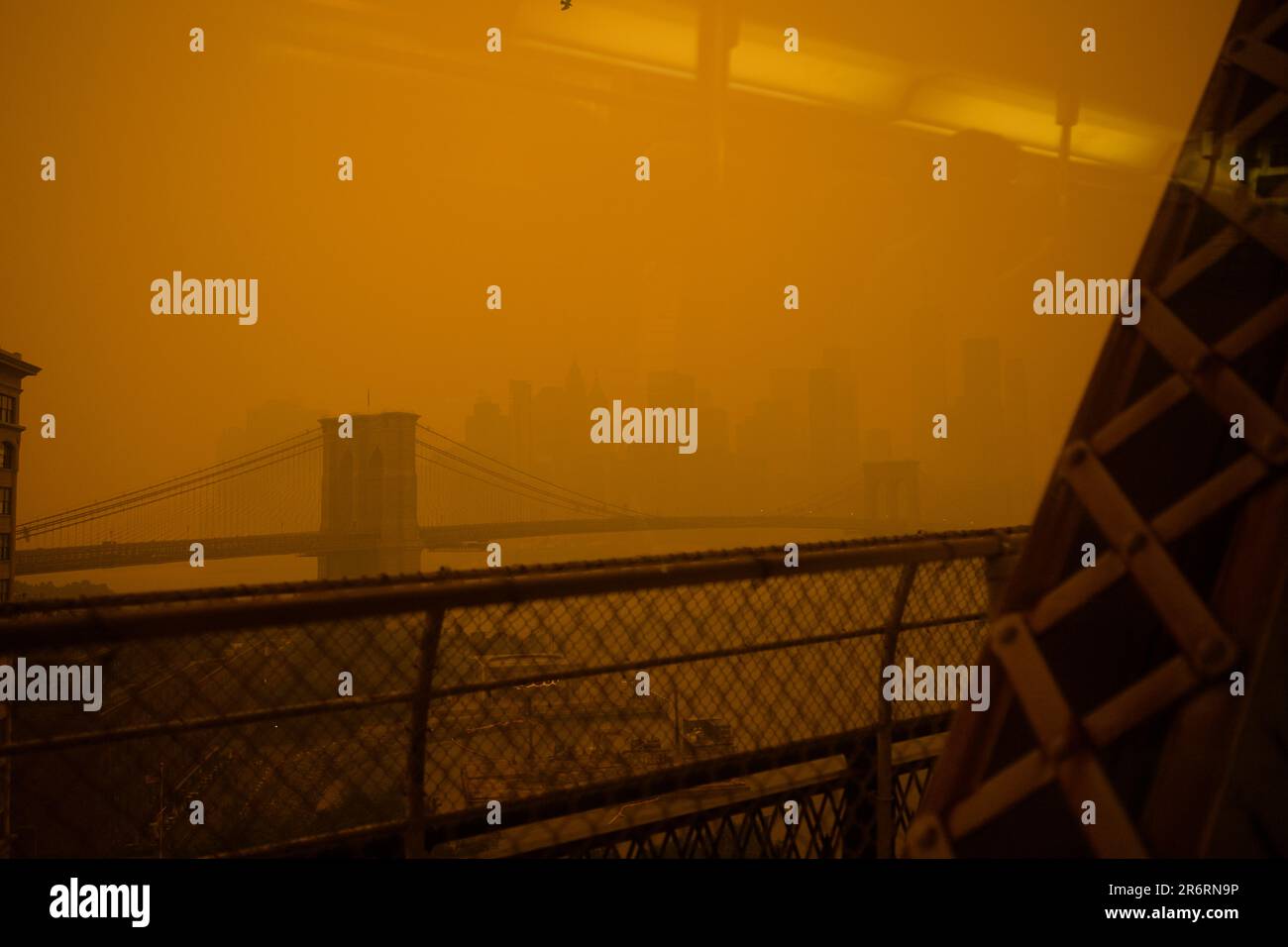 Blick von der Manhattan Bridge während einer Zeit gefährlicher Luftqualität in New York City verursacht durch kanadische Waldbrände, 7. Juni 2023. Stockfoto