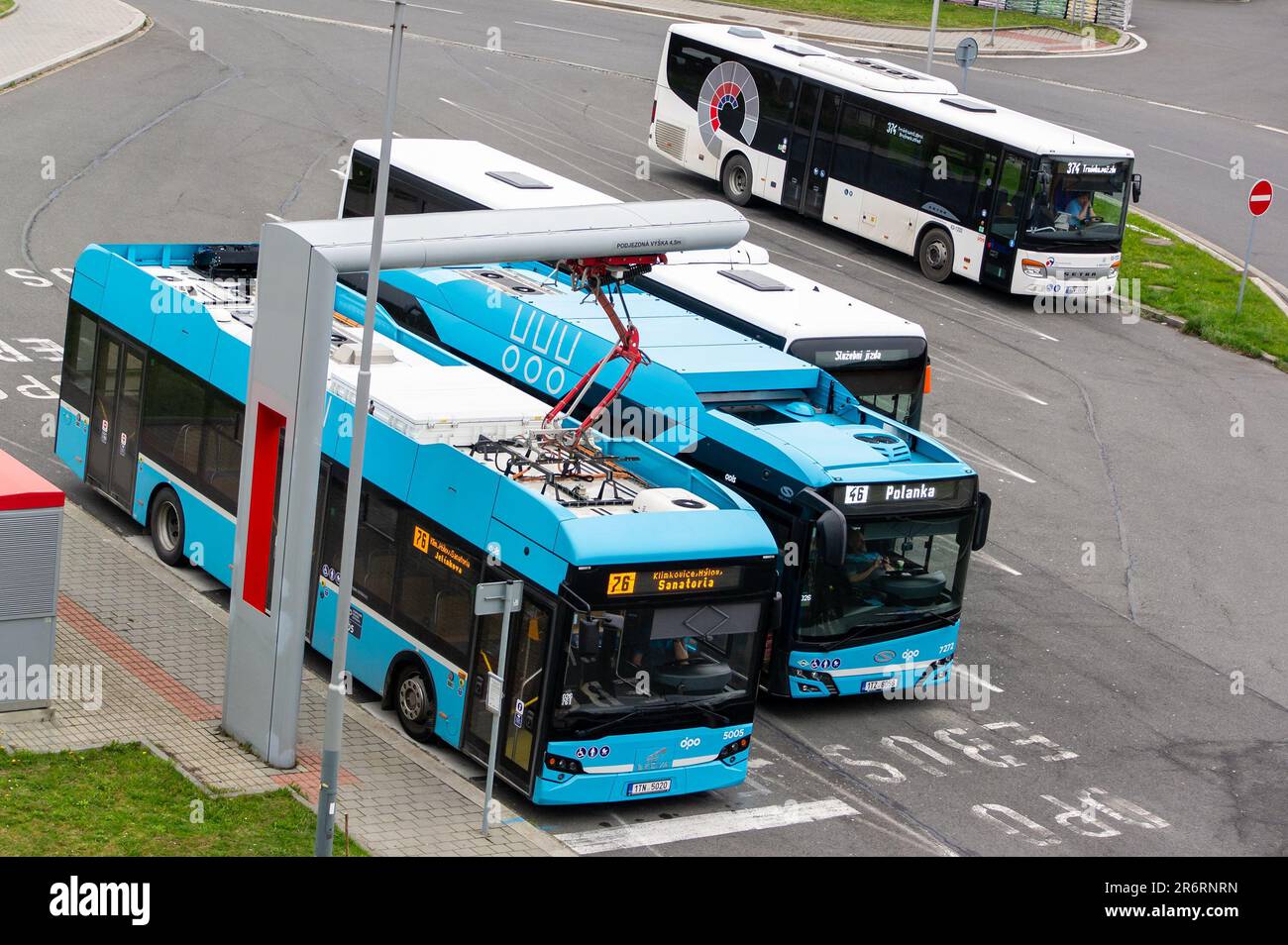 OSTRAVA, TSCHECHISCHE REPUBLIK - 13. APRIL 2023: Elektrobus Ekova Electron 12 mit einem Trolley, der am Kompressor in Ostrava Svinov mit anderem Diesel A auflädt Stockfoto