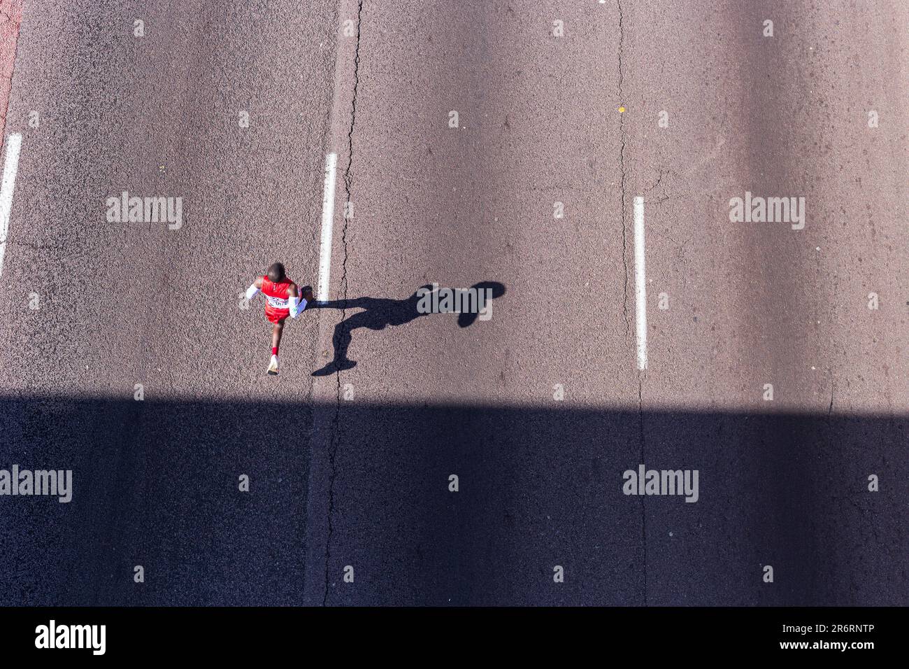 Ein Genosse Ultramarathon-Athlet kommt in der 2023. Ausgabe vorbei. Stockfoto