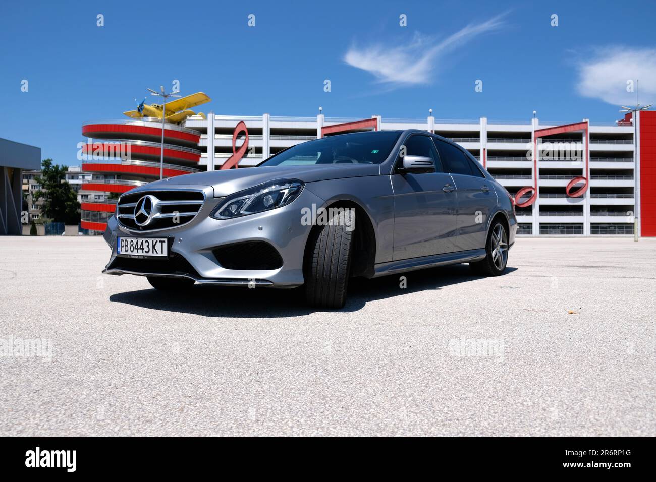 Mercedes E-Klasse Hybrid fotografiert vor einem interessanten Parkhaus Stockfoto