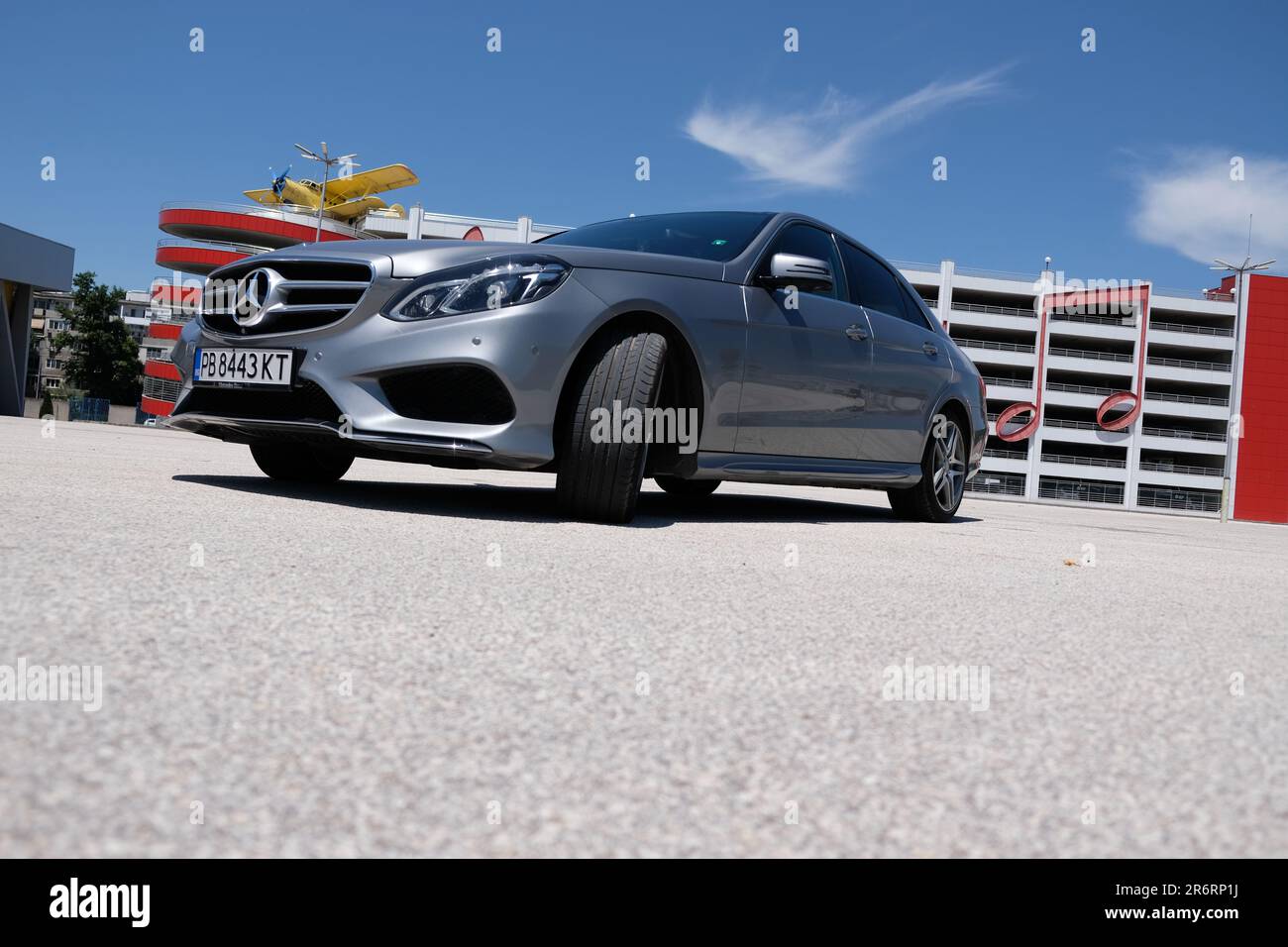 Mercedes E-Klasse Hybrid fotografiert vor einem interessanten Parkhaus Stockfoto