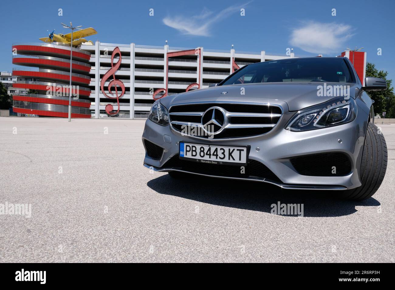 Mercedes E-Klasse vor interessantem Parkhaus Stockfoto