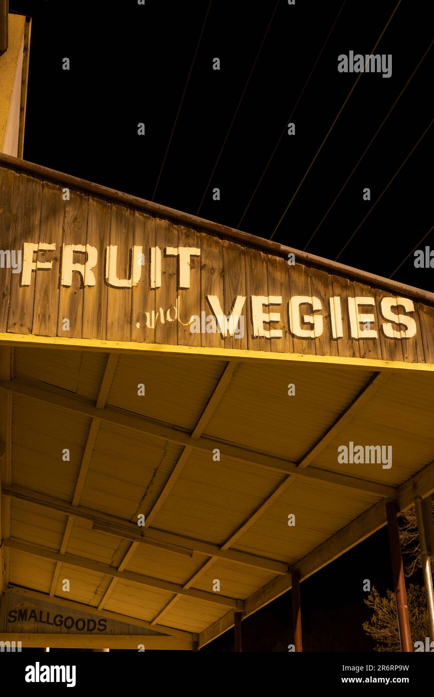 Ein altes Obst- und Gemüseschild an einem Gebäude Stockfoto
