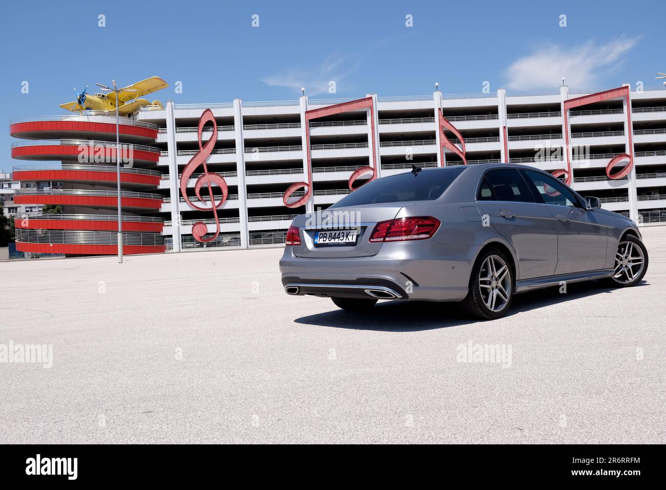 Hinterseite der Mercedes-E-Klasse vor dem Flugzeughintergrund Stockfoto