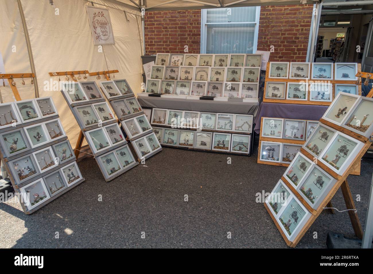 Marktstand, Pebble Peeps, Market Street, Sandwich, Kent, England, Bilder aus Kieseln von Kelly Walker Stockfoto