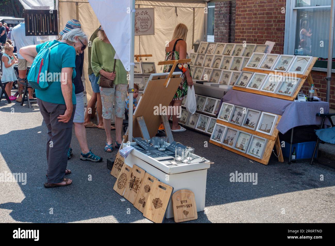 Geschäftig, Marktstand, Pebble Peeps, Market Street, Sandwich, Kent, England, Bilder aus Kieseln Stockfoto