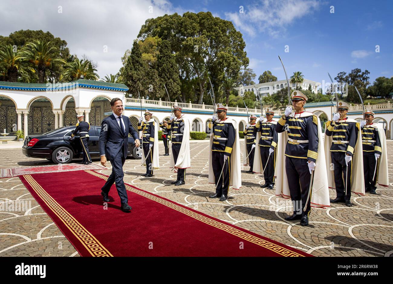 TUNIS - Premierminister Mark Rutte besucht gemeinsam mit der Präsidentin der Europäischen Kommission Ursula von der Leyen und der italienischen Premierministerin Giorgia Meloni den tunesischen Präsidenten Kais Saied. Die Europäische Union möchte mit dem nordafrikanischen Land Abkommen zur Eindämmung der illegalen Einwanderung schließen. ANP KOEN VAN WEEL niederlande raus - belgien raus Stockfoto