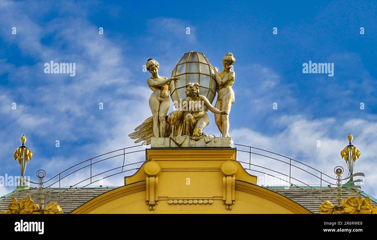 Art déco-Dekoration auf einem Dach in Prag Stockfoto