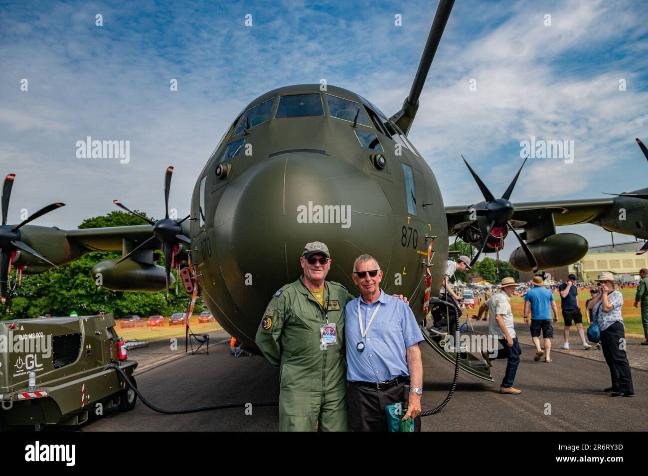 Tim Wells, Staffelführer (RTD), der während seiner Karriere als RAF-Mitarbeiter mehr als 10.000 Stunden auf der C-130 Hercules geflogen ist, von der C130 Hercules auf der RAF Cosford Air Show, Cosford, Großbritannien, 11. Juni 2023 (Foto von Lisa Harding/News Images) Stockfoto