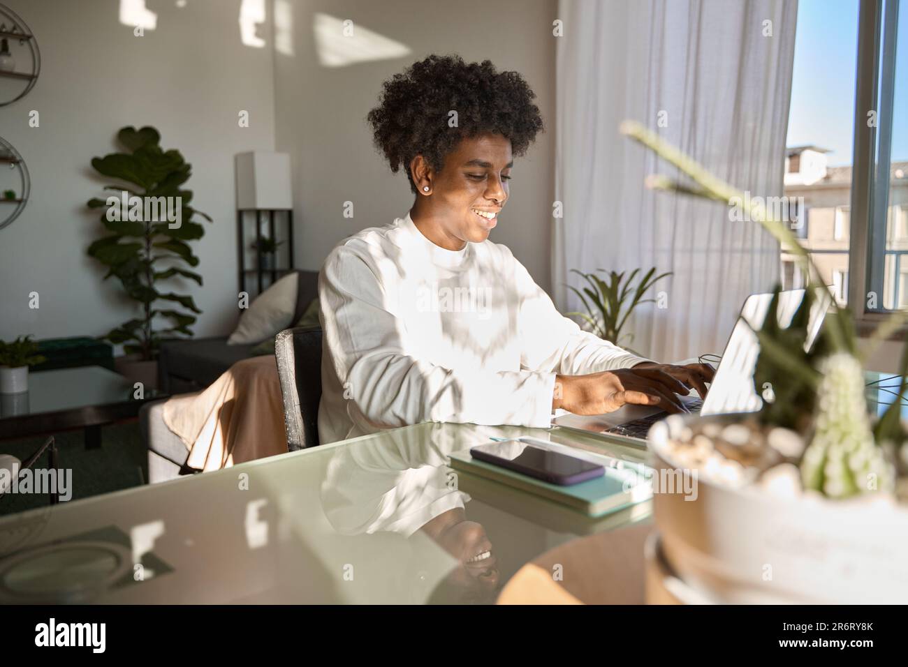 Afroamerikanischer Schüler der Generation z, der zu Hause E-learning mit Notebooks nutzt. Stockfoto