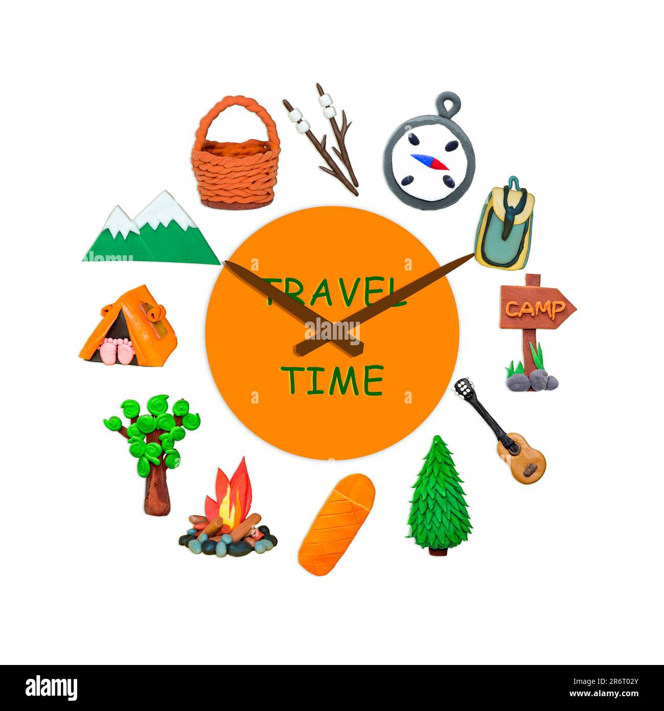 Uhr aus Plastikelementen eines touristischen Themas. Der Begriff des ökologischen Reisens und Tourismus. Isoliert auf weiß. Stockfoto