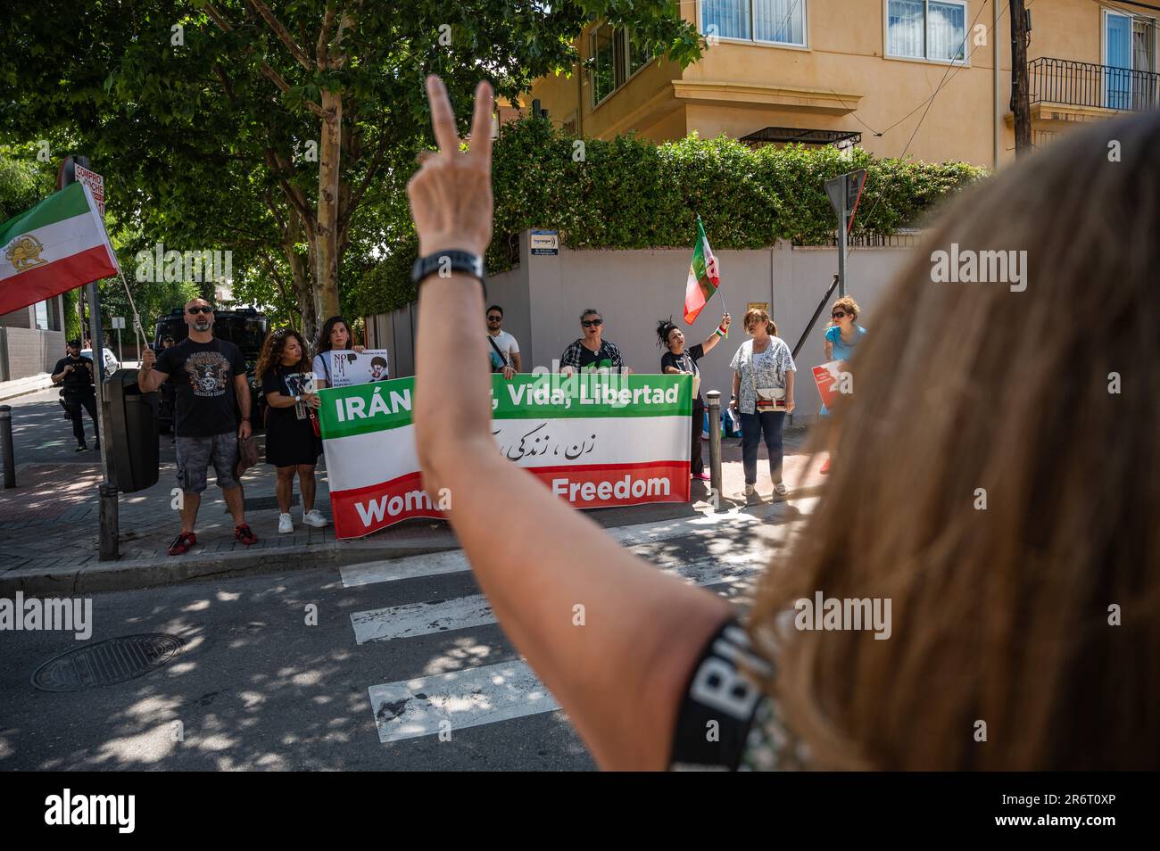 Madrid, Spanien. 11. Juni 2023. Menschen, die während einer Demonstration vor der iranischen Botschaft in Madrid protestieren und fordern, die Beziehungen zur Islamischen Republik Iran zu beenden. Die iranische Gemeinschaft hat auch gegen die Hinrichtungen protestiert, die im Iran als Folge der Verhaftungen während der Proteste nach dem Tod von Mascha Amini stattfinden. Mahsa Amini, 22, wurde am 13. September in der Hauptstadt Teheran verhaftet, weil er sich mit einem falsch angebrachten Kopftuch unangemessen angezogen hatte und tagelang auf einer Polizeistation starb, auf der sie festgehalten wurde. Kredit: Marcos del Mazo/Alamy Live News Stockfoto