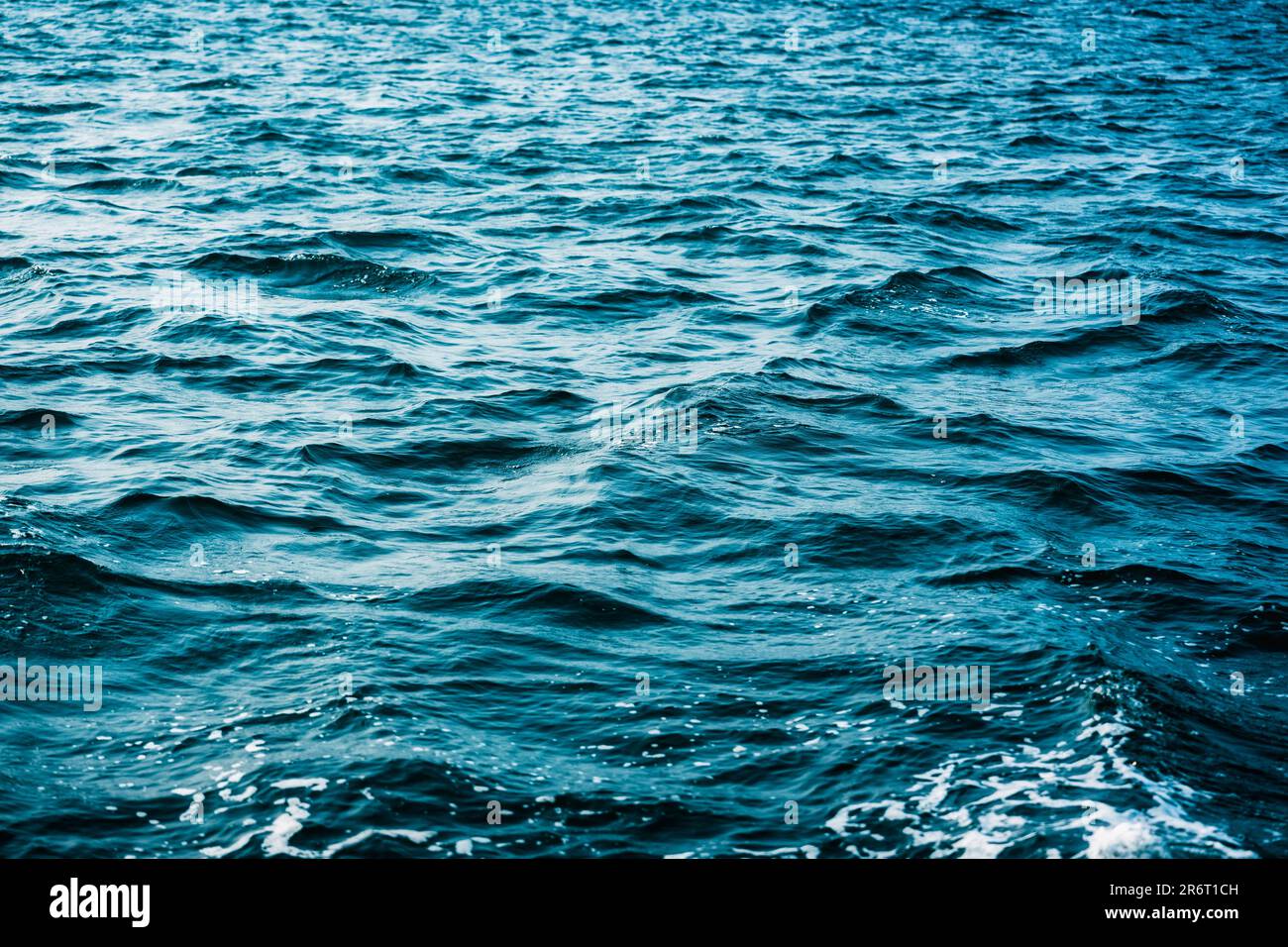 Blaue Meereswelle wellt auf natürlichem Hintergrund Stockfoto