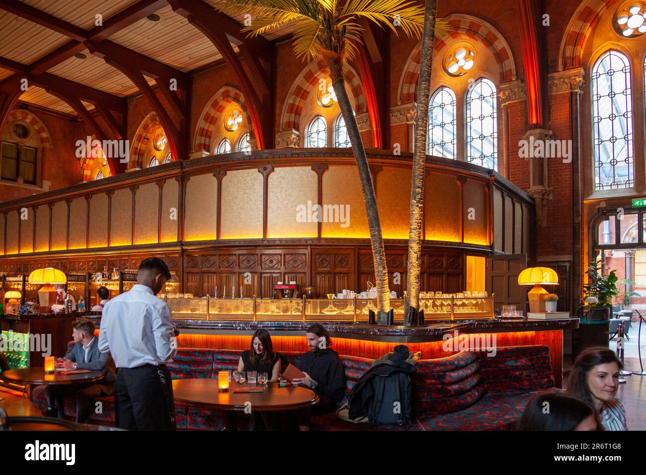 „Buchungsbüro 1869" Bar und Restaurant in St Pancras, Kings Cross - London UK Stockfoto