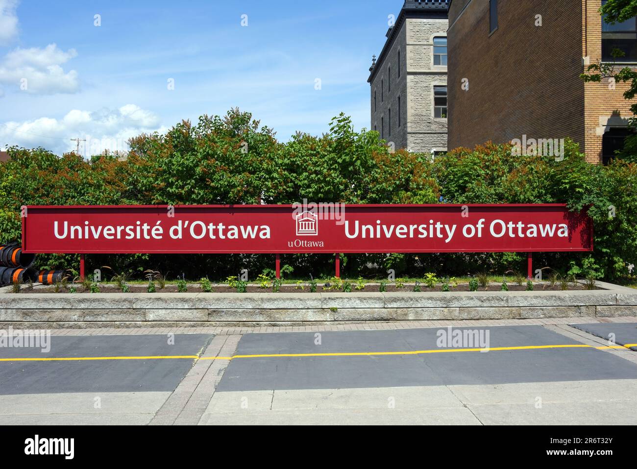 Ottawa, Kanada - 10. Juni 2023: Unterschreiben Sie für die Universität von Ottawa, eine zweisprachige öffentliche Forschungsuniversität in der Nähe der Innenstadt von Ottawa. Das war es Stockfoto