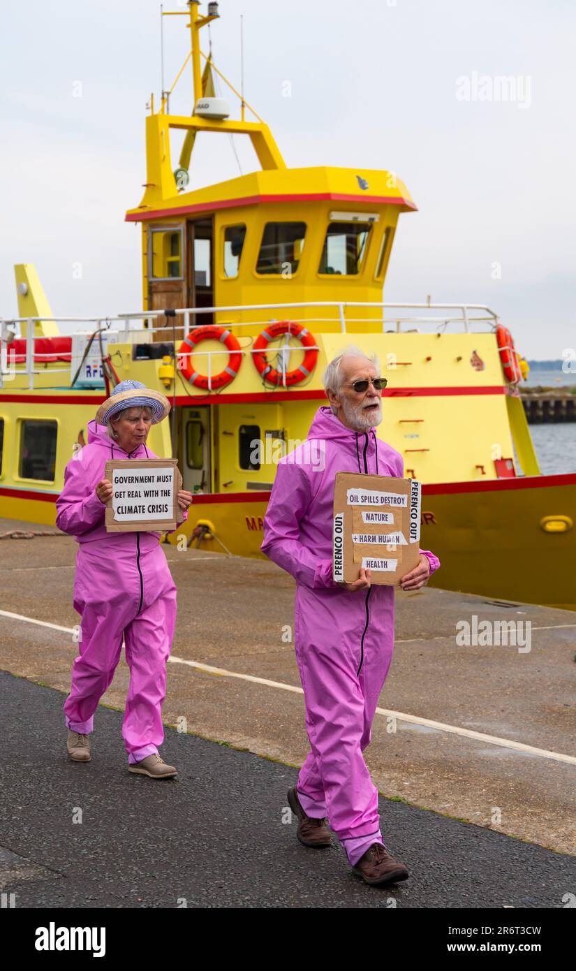 Poole, Dorset, Großbritannien. 11. Juni 2023 Extinction Rebellion XR und andere Umweltgruppen aus ganz Dorset versammeln sich an einem nassen Regentag am Poole Quay, um den sofortigen Entzug der Bohrlizenz von Perenco in Poole Harbour nach der jüngsten Ölpest im März zu fordern. Kredit: Carolyn Jenkins/Alamy Live News Stockfoto