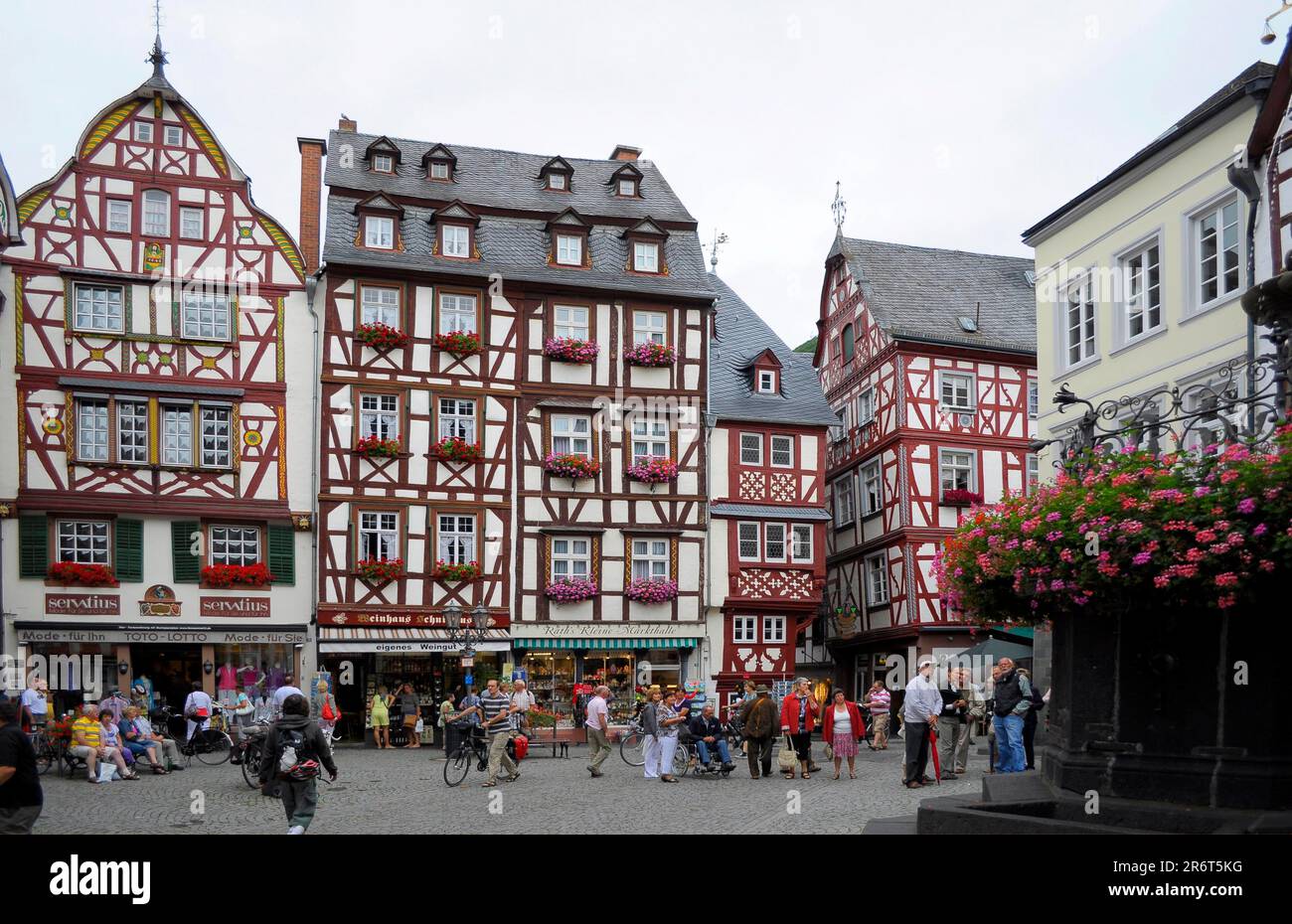 Rheinland-Pfalz, Bernkastel, Fachwerkhäuser, enge Gasse, Restaurants und Souvenirladen, Gassen-Musiker Stockfoto