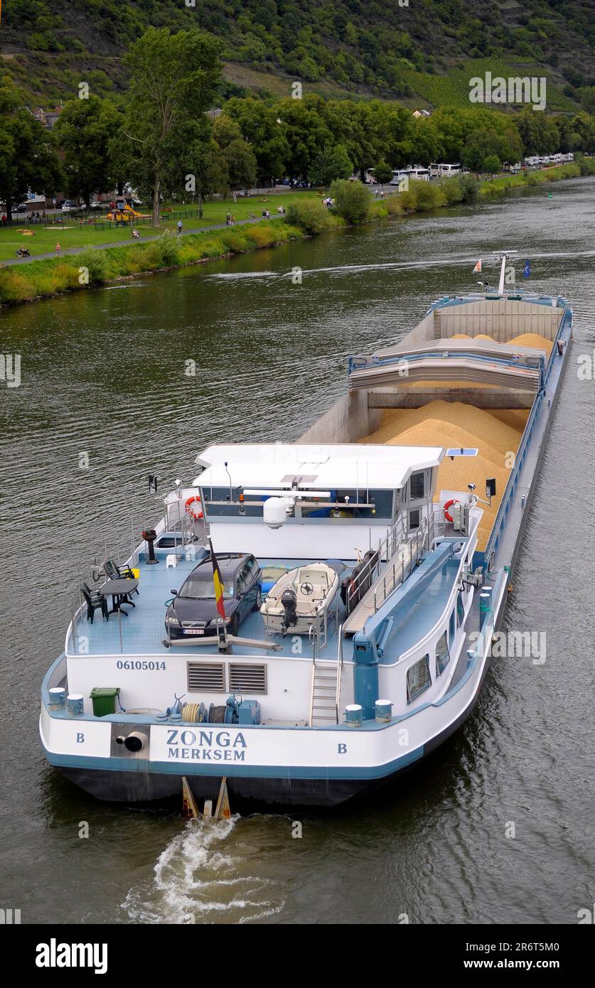 Cochem, Mosel, Rheinland-Pfalz, Frachtschiff auf der Mosel Stockfoto