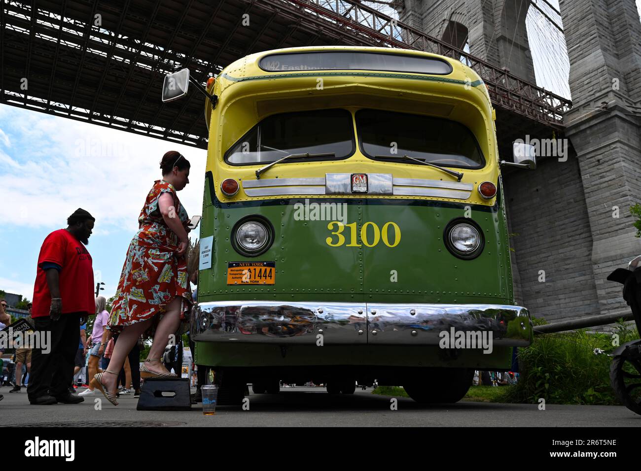 Photo by NDZ/STAR MAX/IPx 2023 6/10/23 People tour vintage buses
