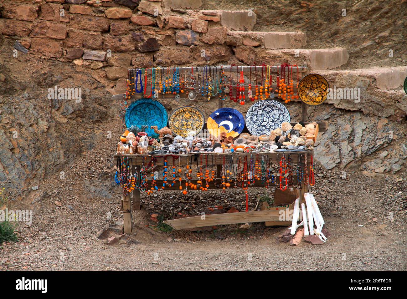 Einer der vielen Souvenirstände in den Tizi'n Tichka, dem Hohen Atlas Marokkos Stockfoto