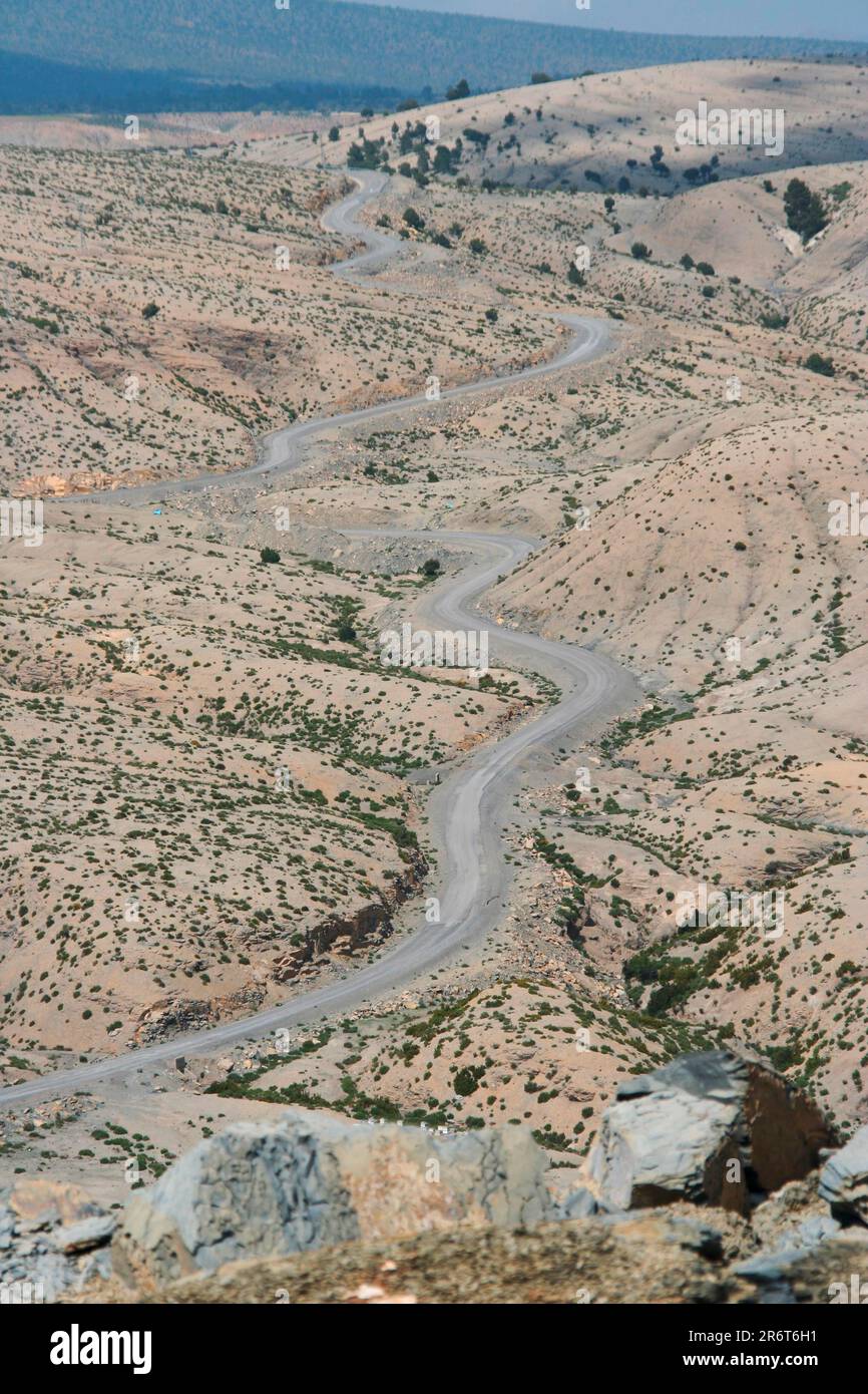 Serpentine Road im Mittleren Atlas bei Berkine Marokko Stockfoto