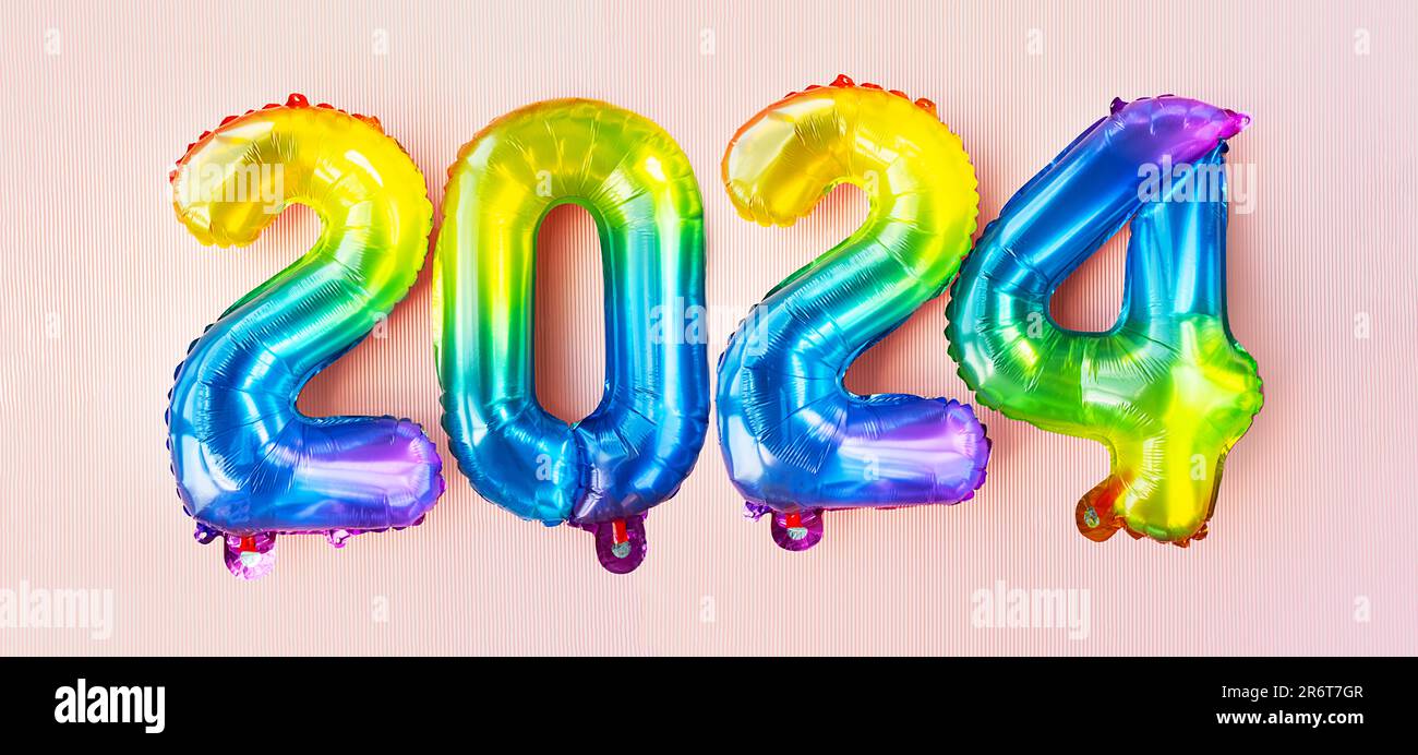 Neujahrskonzept 2024. Regenbogenfolienballons machten 2024 Zahlen. Stockfoto