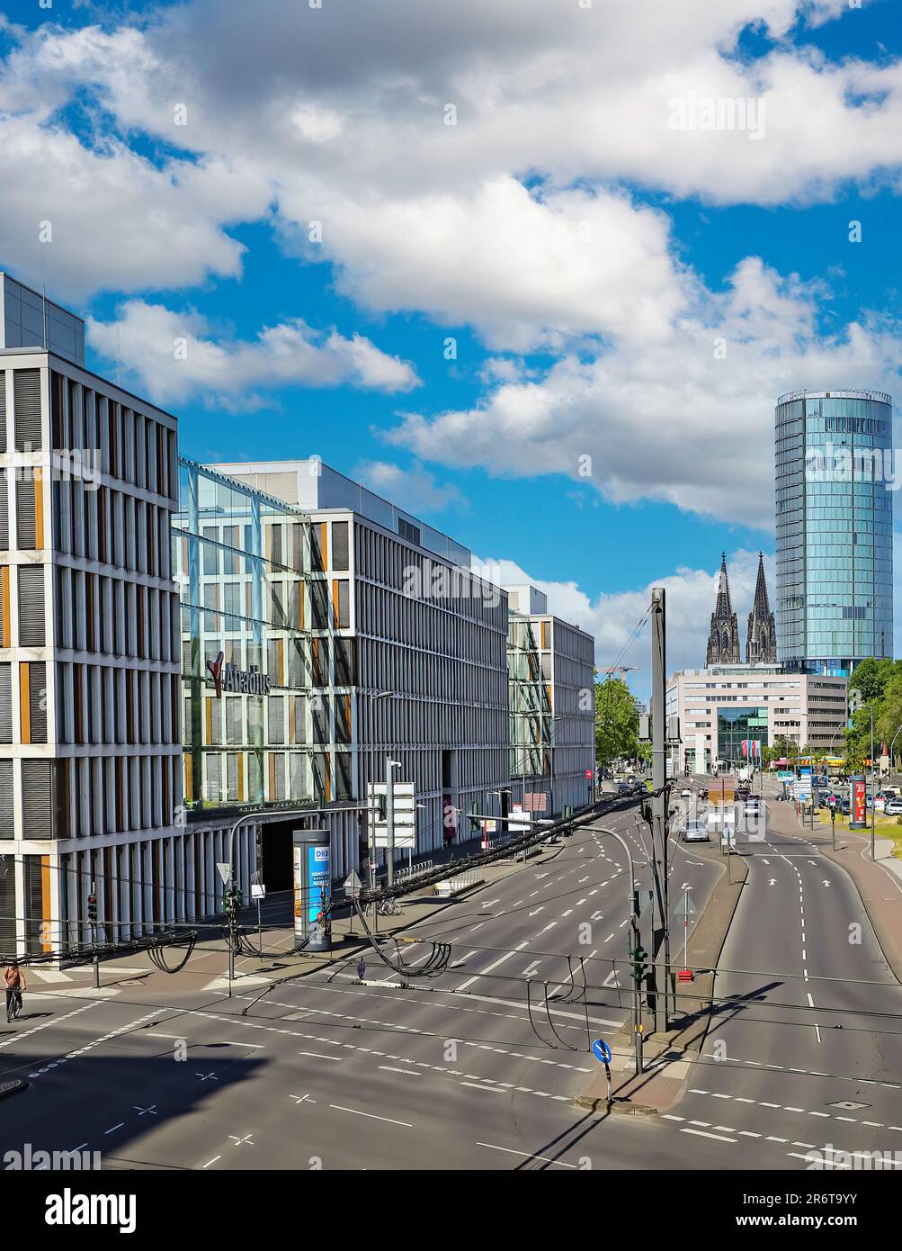 Köln (Köln, Opladener Straße), Deutschland - Juni 6. 2023: Stadtbild des Stadtteils Deutz, mehrspurige Stadtstraße, dreieckiges Turmgebäude Stockfoto