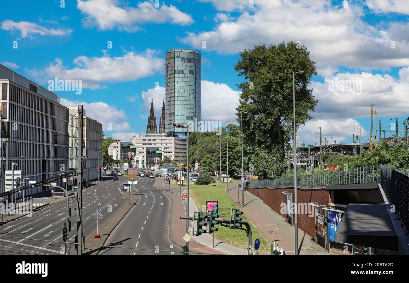 Köln (Köln, Opladener Straße), Deutschland - Juni 6. 2023: Stadtbild des Stadtteils Deutz, mehrspurige Stadtstraße, dreieckiges Turmgebäude Stockfoto
