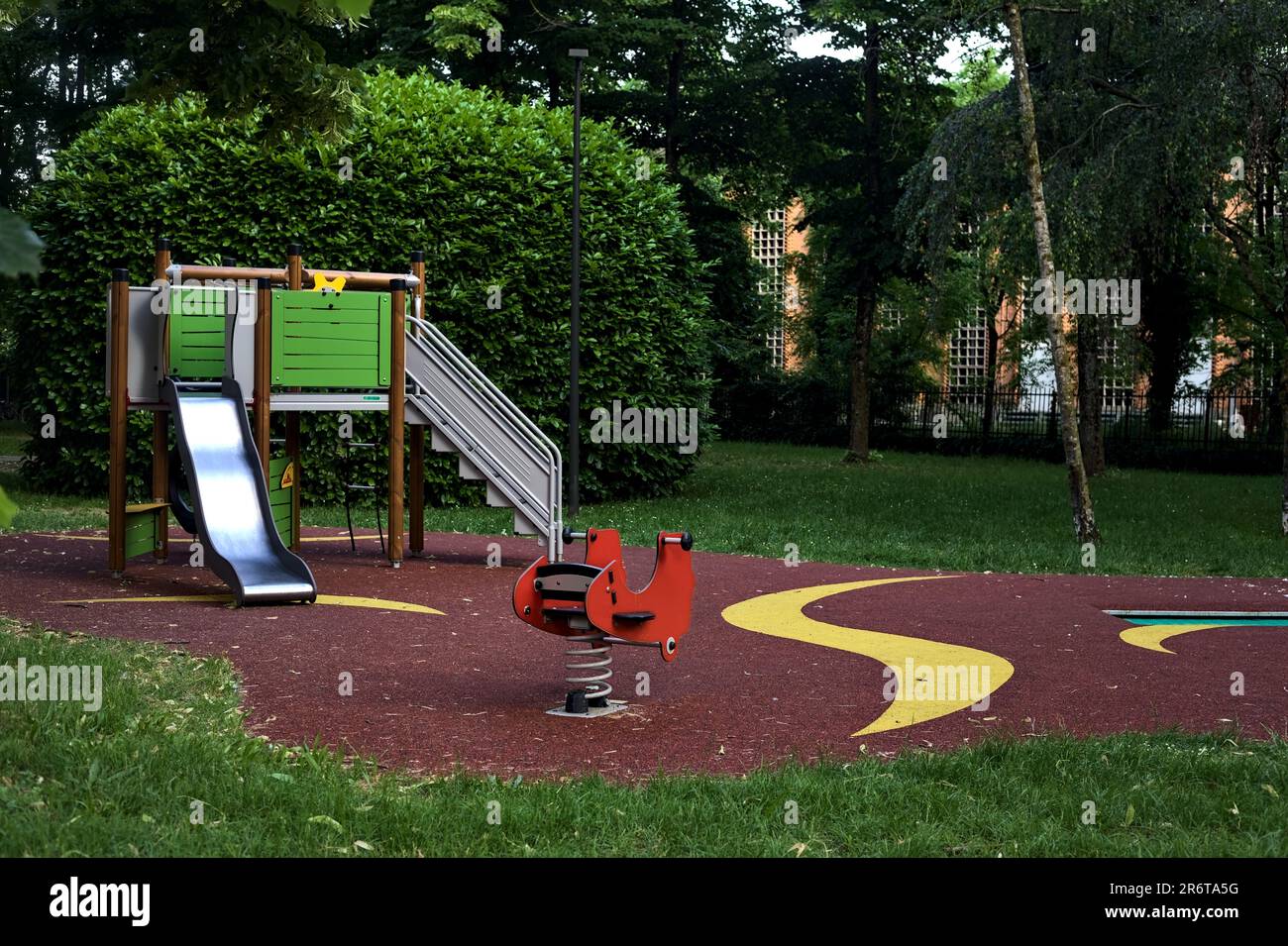 Leerer Spielplatz in einem Park einer italienischen Stadt bei Sonnenuntergang Stockfoto