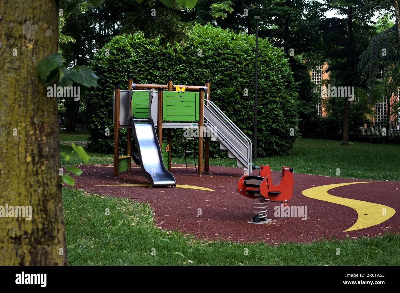 Leerer Spielplatz in einem Park einer italienischen Stadt bei Sonnenuntergang Stockfoto