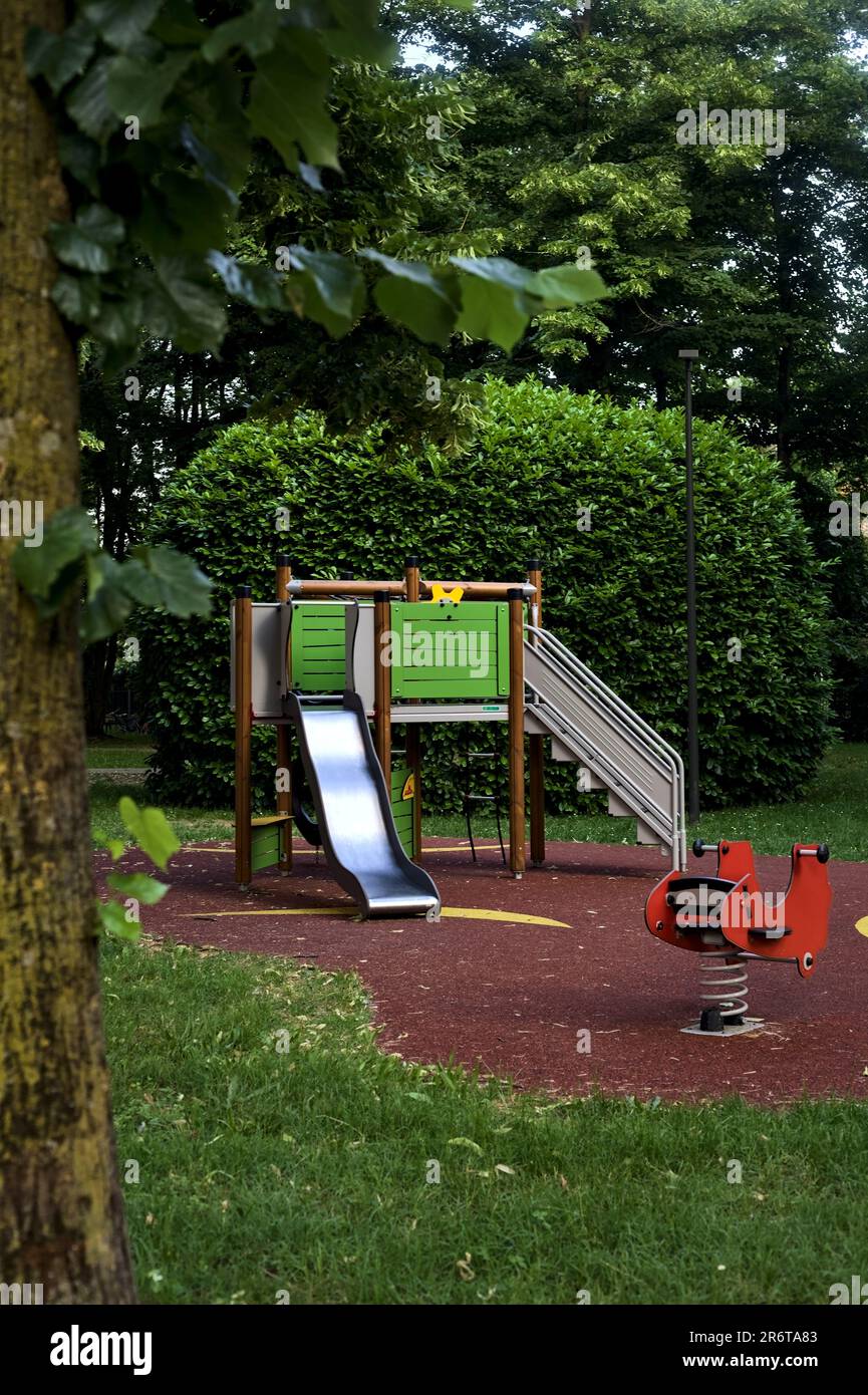 Leerer Spielplatz in einem Park einer italienischen Stadt bei Sonnenuntergang Stockfoto